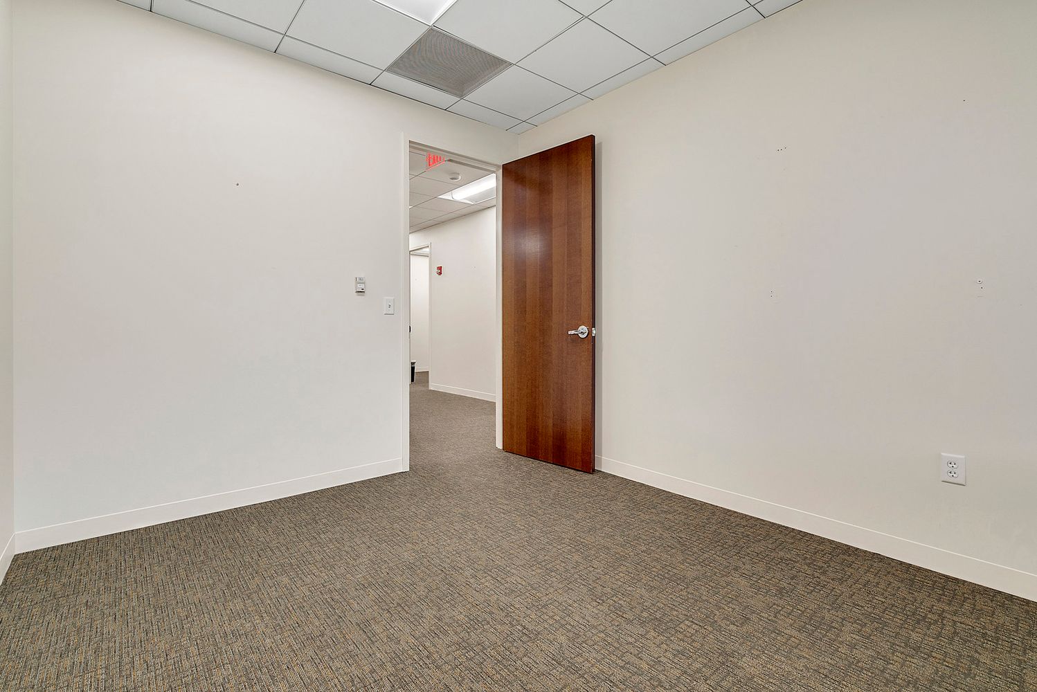 106 Catoctin Cir SE, Leesburg, VA 20175